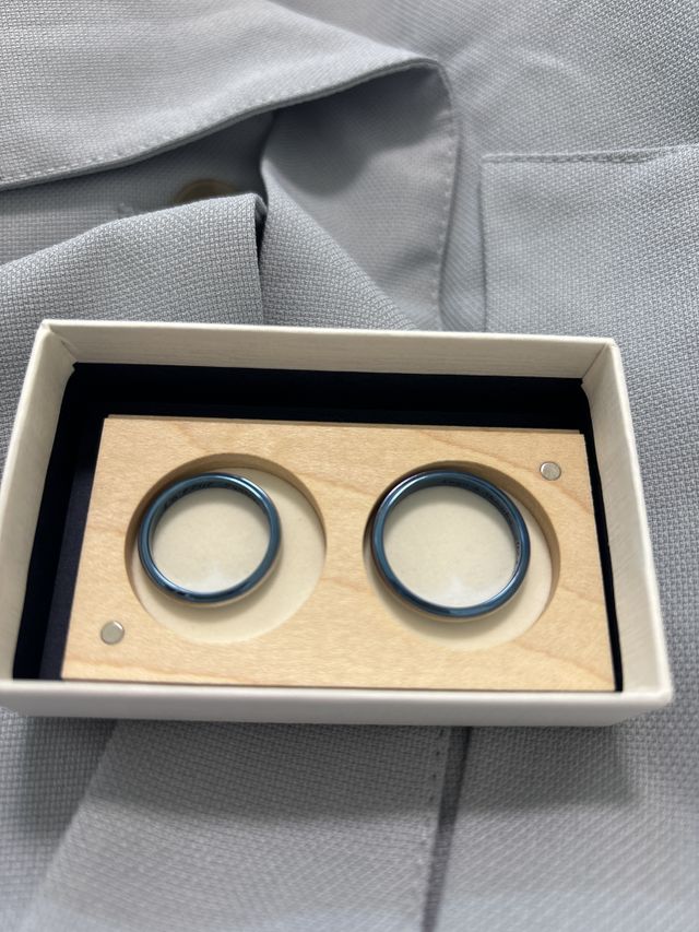 内側がブルーで着用するとさりげなくみえる