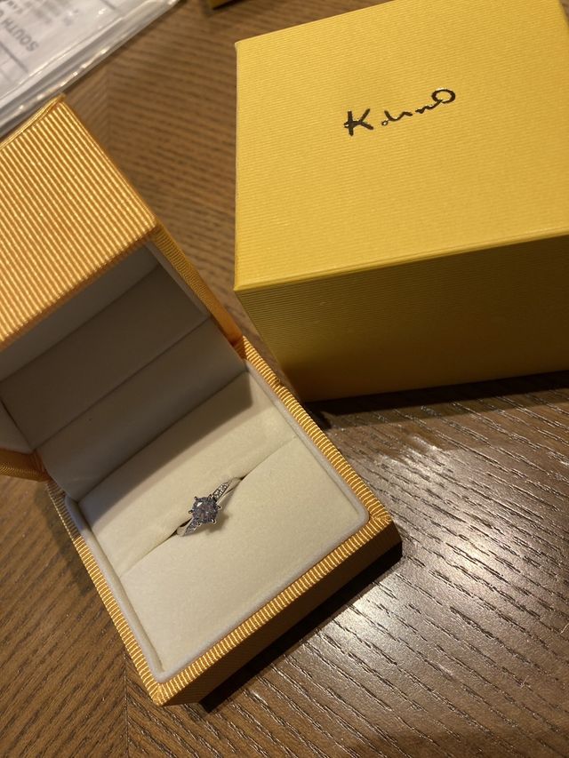 中央のダイヤは持ち込みで左右に4個ずつダイヤを添えた婚約指輪