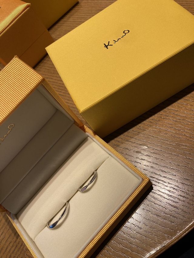 3つのピンクダイヤと9つのダイヤを使った結婚指輪