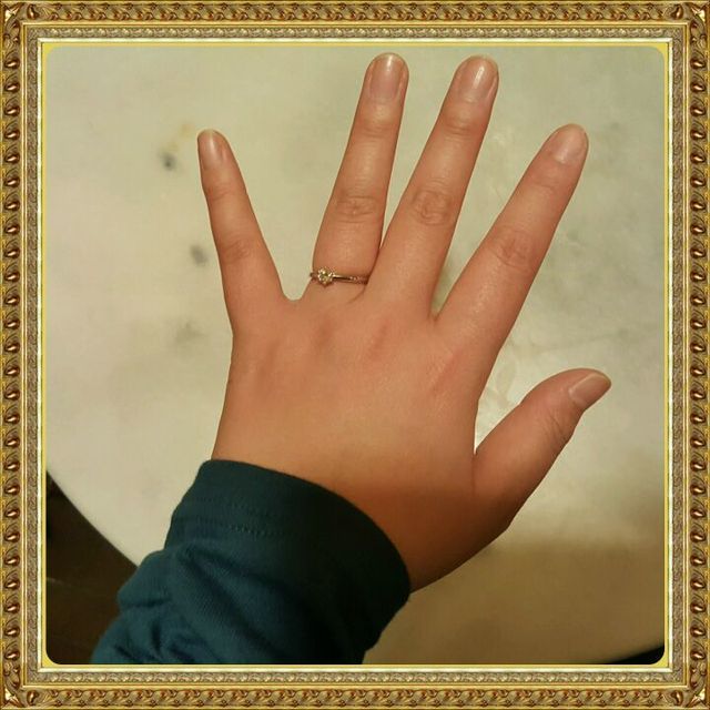 指輪をはめているところ