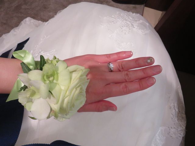 結婚式の際、婚約指輪と重ね付けしました。