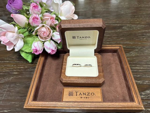 v字の結婚指輪です。