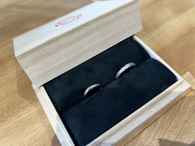 桐箱に入った結婚指輪