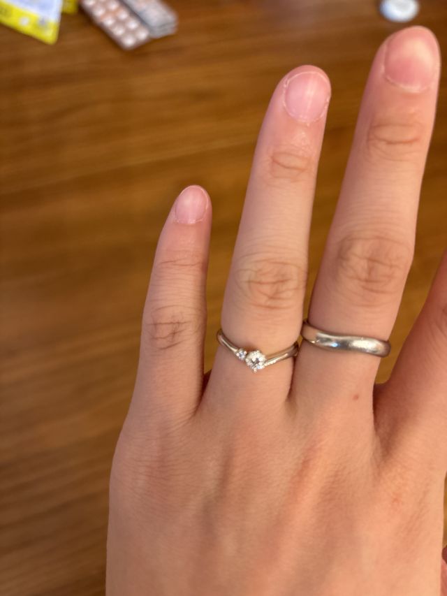 ダイヤが2つもついてて指輪の形も遊び心のある形