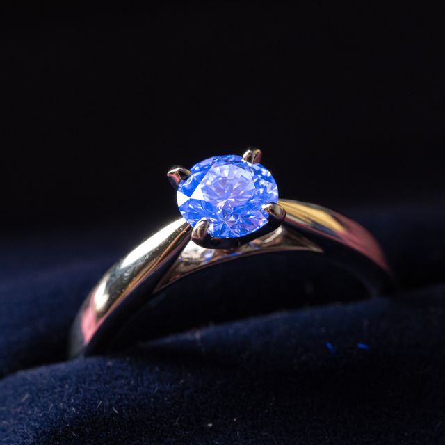 紫外線に当てると青く光るのが、2人とも気に入ったポイントです