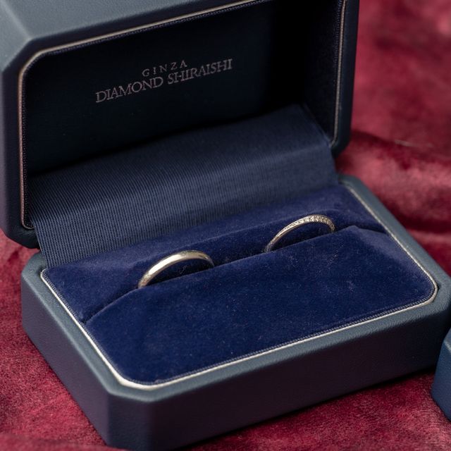 シンプルめを意識しつつ奥さんは指が綺麗に見えるものにしました