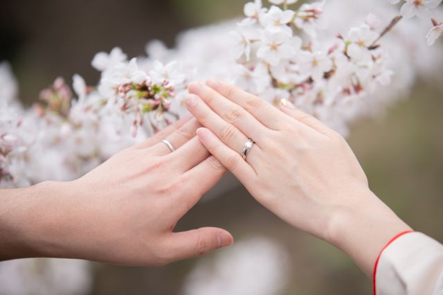 着用時はこのようになります(婚約指輪を重ねづけしてます)