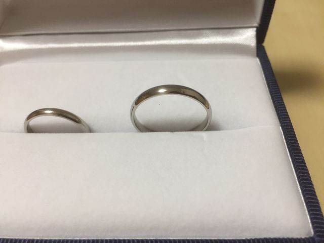 ルビーが裏面に入ってます。思ってたよりきれいで大きい石です。