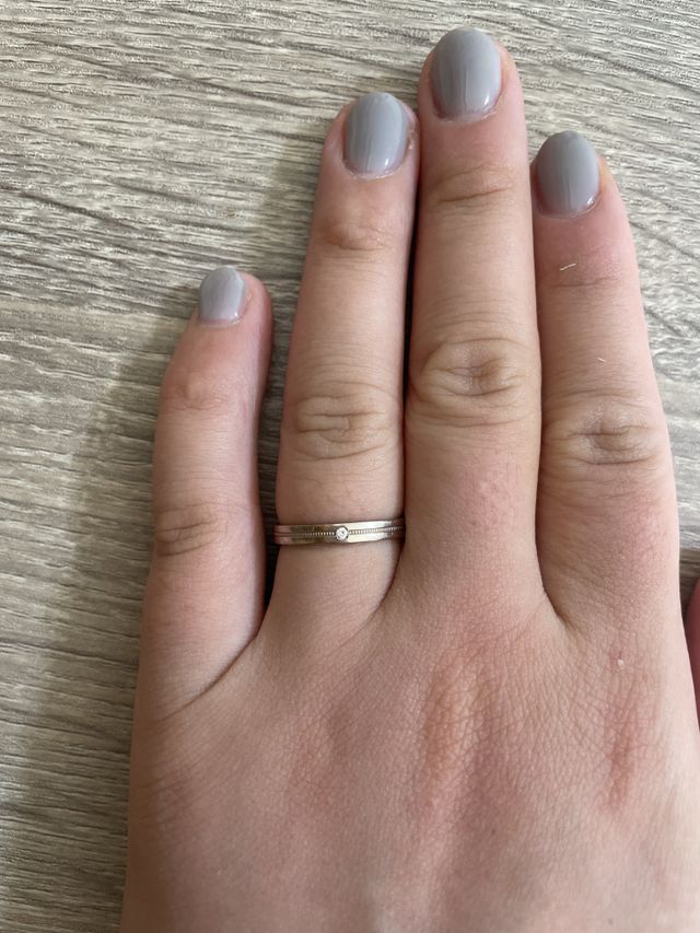 シャンパンゴールドと言う色でとても気に入っています。