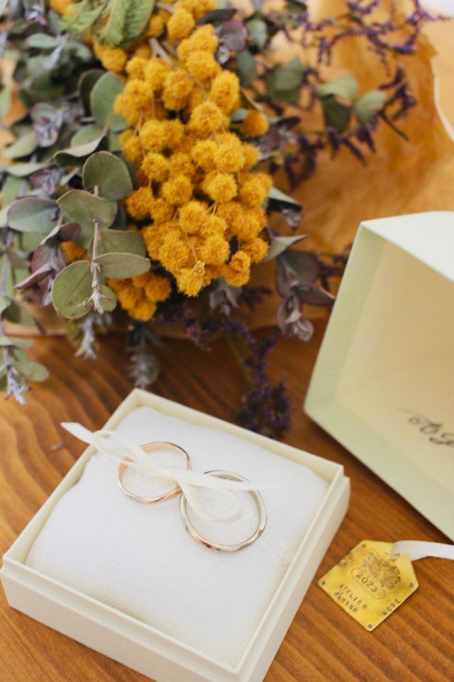 オリジナルのペーパーボックスに、名前が刻印されたプレート