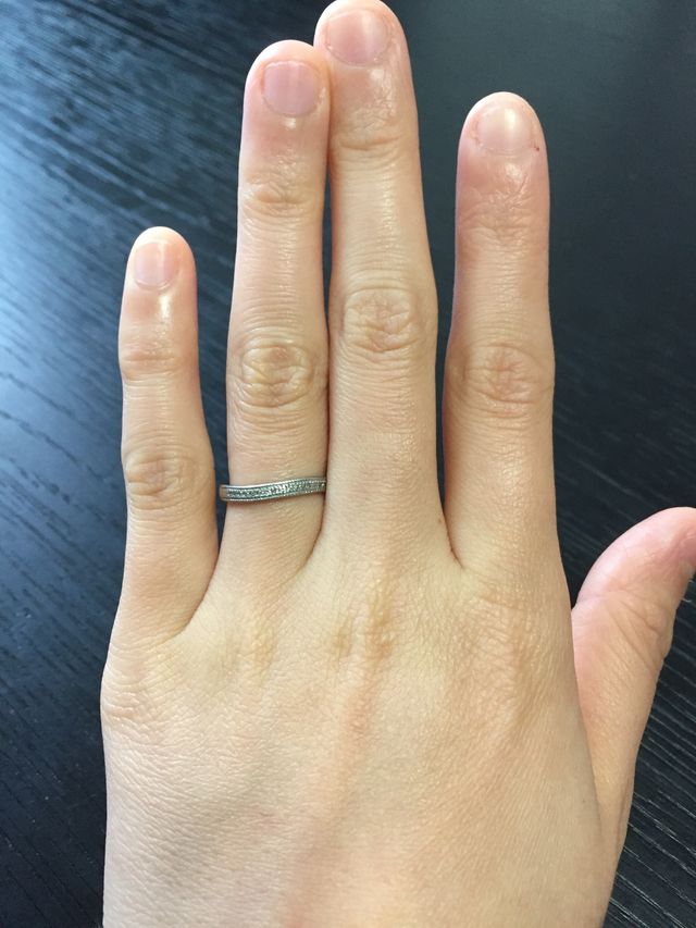 シンプルだけど表にダイヤが入っており大人ぽい指輪にしました。