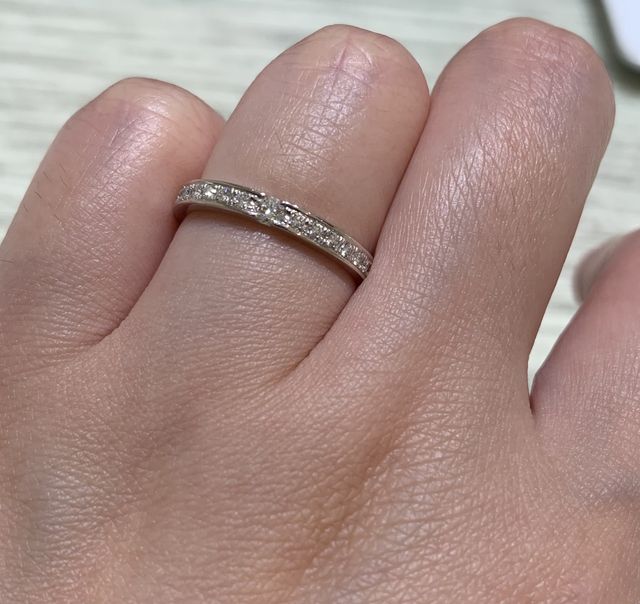 中央のダイヤモンドだけ他よりやや大きめのデザイン