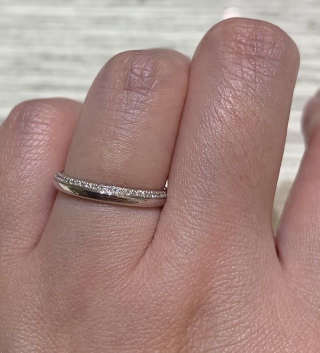 上部にダイヤモンドがついた上品なデザイン