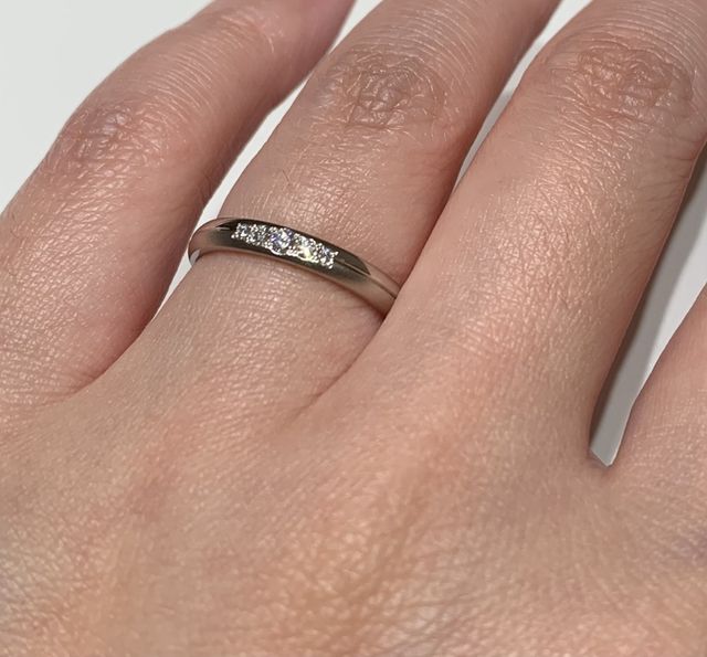 プラチナ＆中央にダイヤモンドの結婚指輪