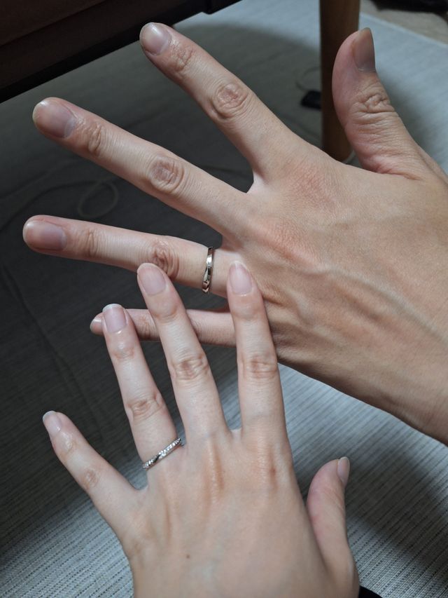 二人で指輪をつけた写真