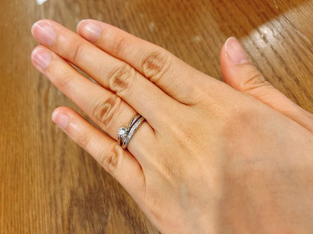 結婚指輪と重ねづけて着用できるデザインで選びました。