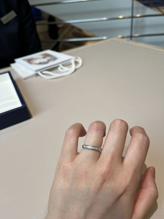 レール留のハーフエタニティ。