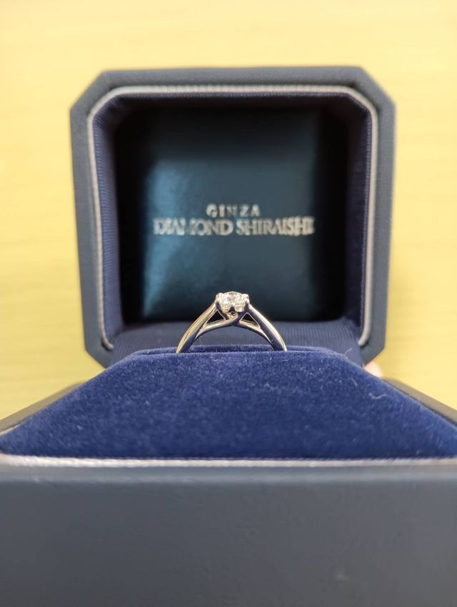 横から見ると2人が手を繋いでいるようなデザインです。