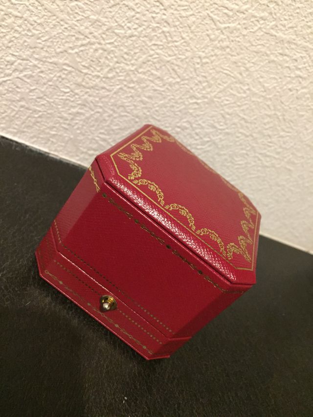 赤い箱が素敵です。