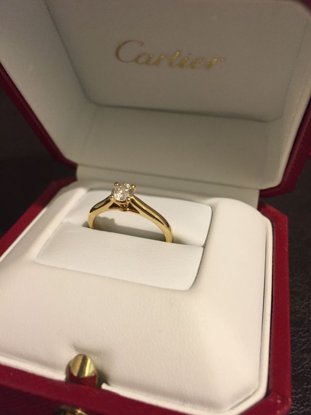 イエローゴールドのソリテールです。