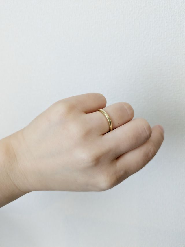 グリーンゴールドに夫の誕生石、内側には子供の誕生石
