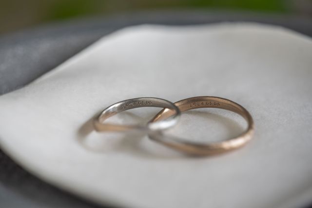 結婚記念日を、手彫りの刻印として内側に入れていただきました。