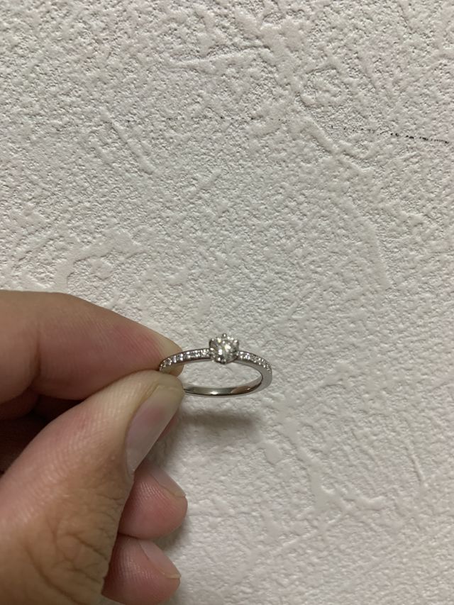指輪の周りに小さなダイヤが付いています
