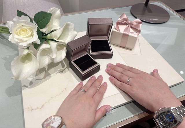 婚約指輪、結婚指輪をつけて写真を撮りました。