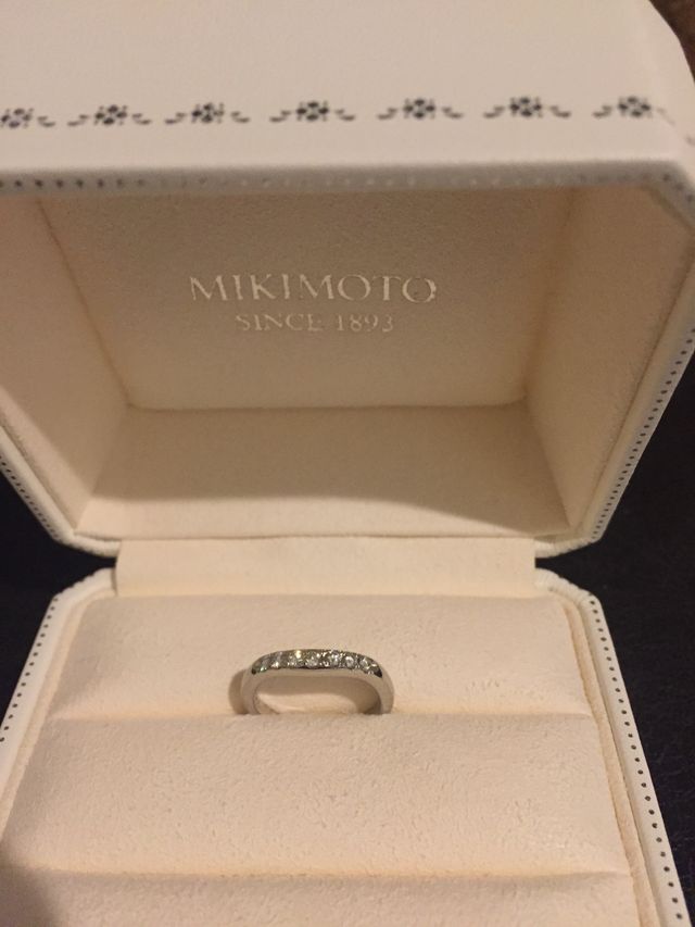 カーブラインにダイヤ7石。夫はダイヤなしタイプです。