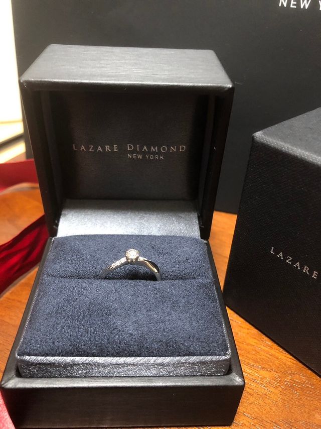 高級感のあるデザイン。ウェーブがかかっており、指にフィット！