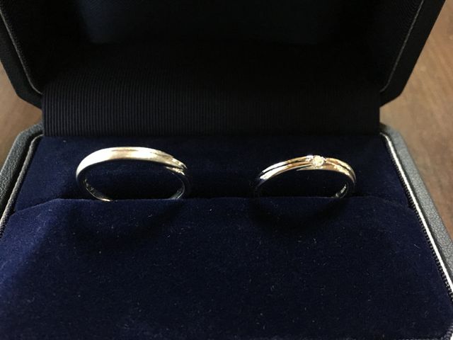 男性用はツヤ消し加工。女性用はダイヤモンド付き。シンプル系。