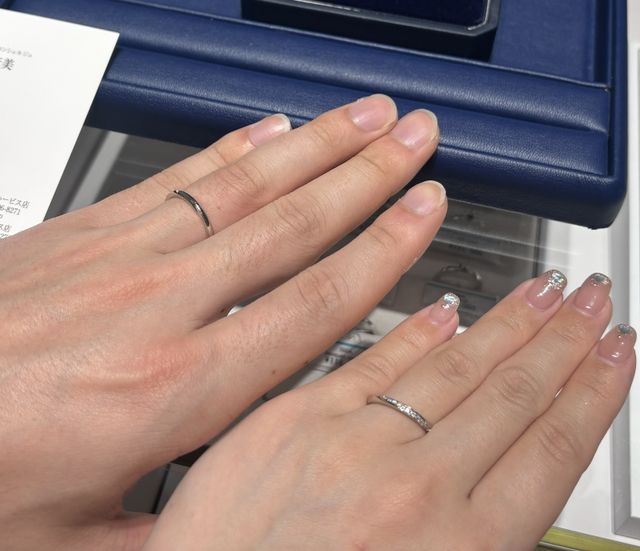 ペアでつけても綺麗です。