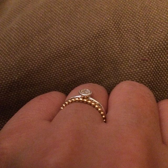 見本のシルバー製の指輪、重ね付けもできるように