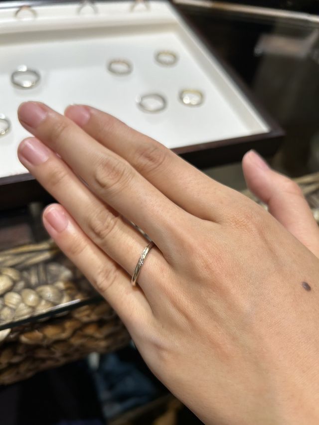 気に入ったデザインの指輪を試着した写真