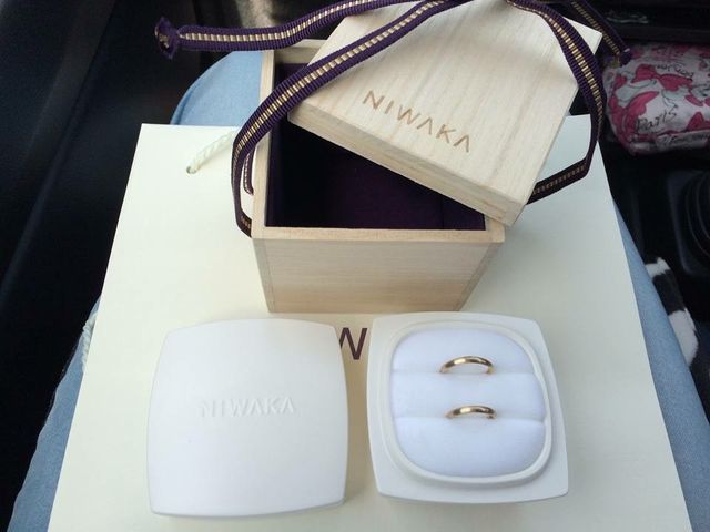 骨董品の箱のような外箱に陶器の指輪ケース