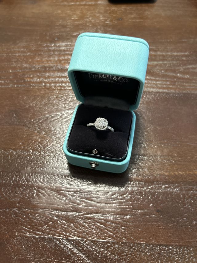 Tiffanyの婚約指輪です