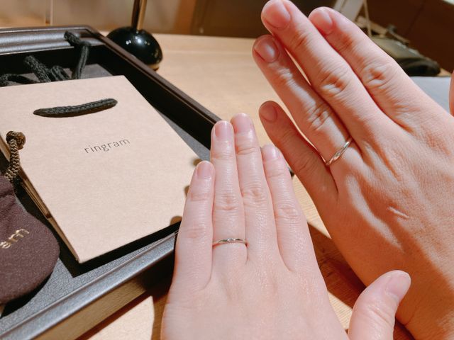 着用時はこんな感じです。細めでシンプルなデザインです。