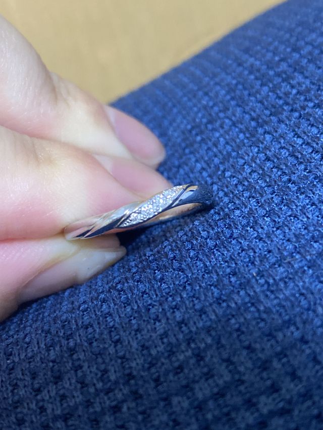 ダイヤが斜めに入っているので主張しすぎないのがいいです♪