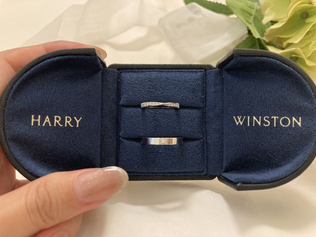 女性用は真ん中がねじれていて重ね付けしたときに一体感がでる。