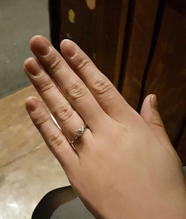 光を取り込んで輝くダイヤとプロポーズの言葉は永遠の宝物です。