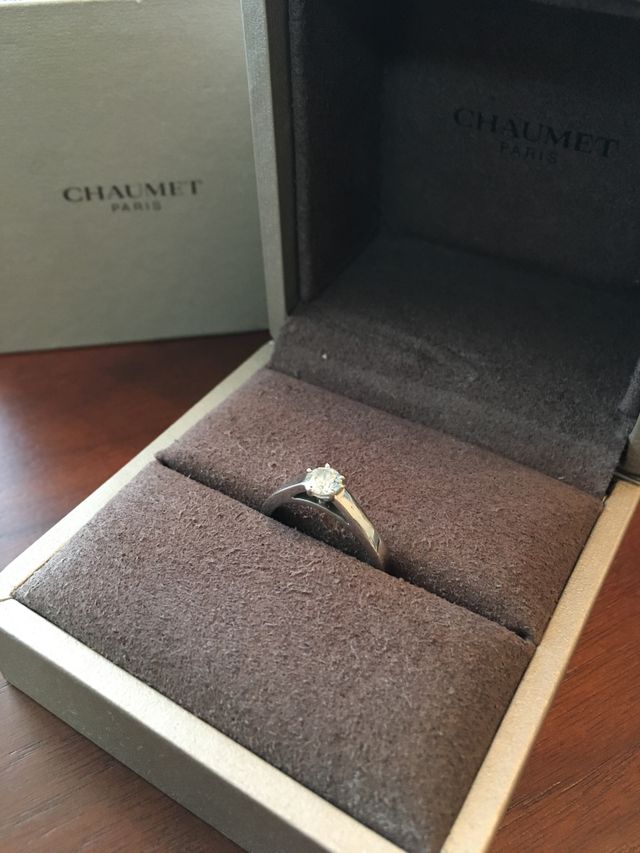 シンプルで長年愛用できる形。一粒ダイヤの存在が際立ちます。