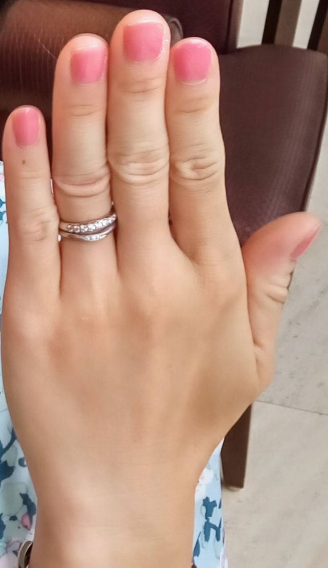 妻に付けて貰いました。上のリングです。下のリングは結婚指輪。