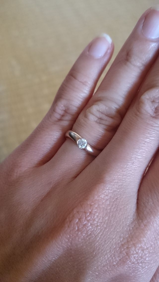 大きめのダイヤが埋め込まれたピンクゴールドの指輪です。