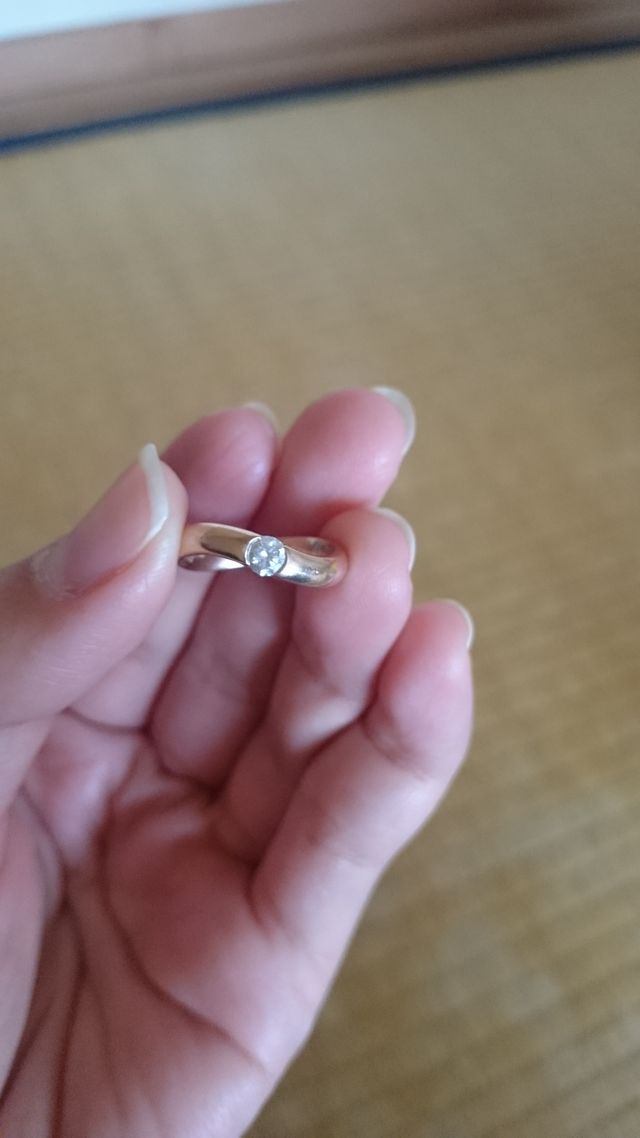 横から見ると∞の形に見えます。