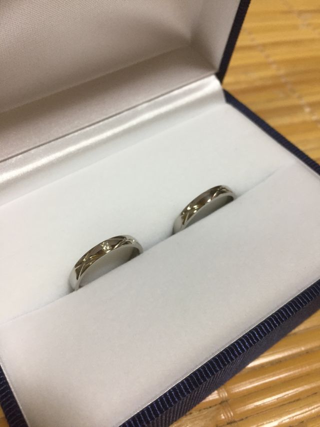 左の女性用にはダイヤがついてます♪