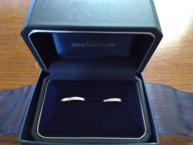ペアの結婚指輪で女性側はプラチナとダイヤです。