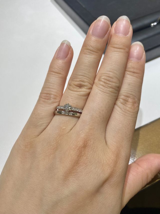 婚約指輪と重ね付けしてもとてもかわいいです。