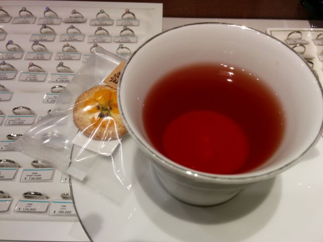 ハーブティーとクッキーのおもてなし