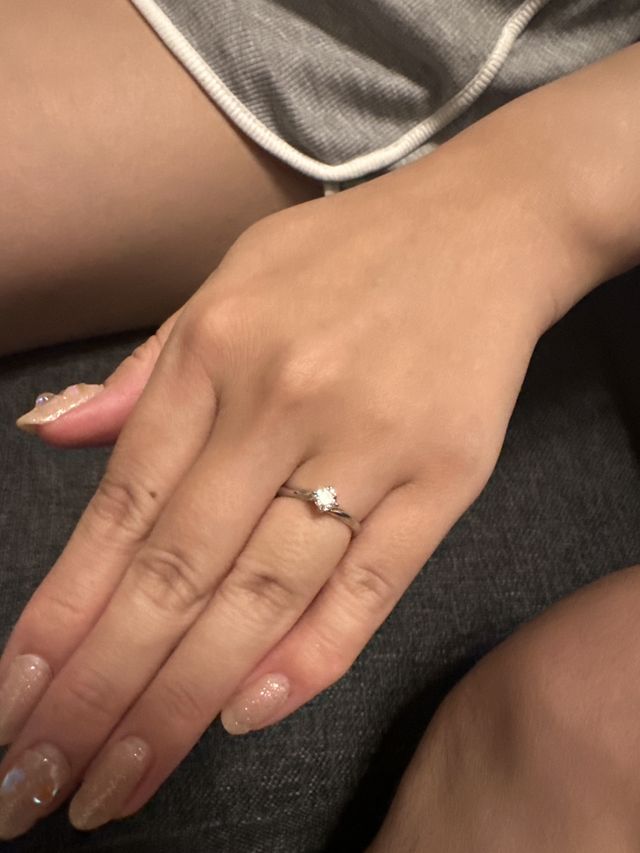 彼女に指輪をつけてもらいました