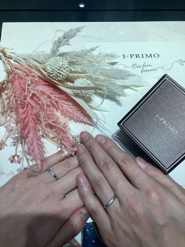 店舗で指輪受け取りの際に着用した写真です